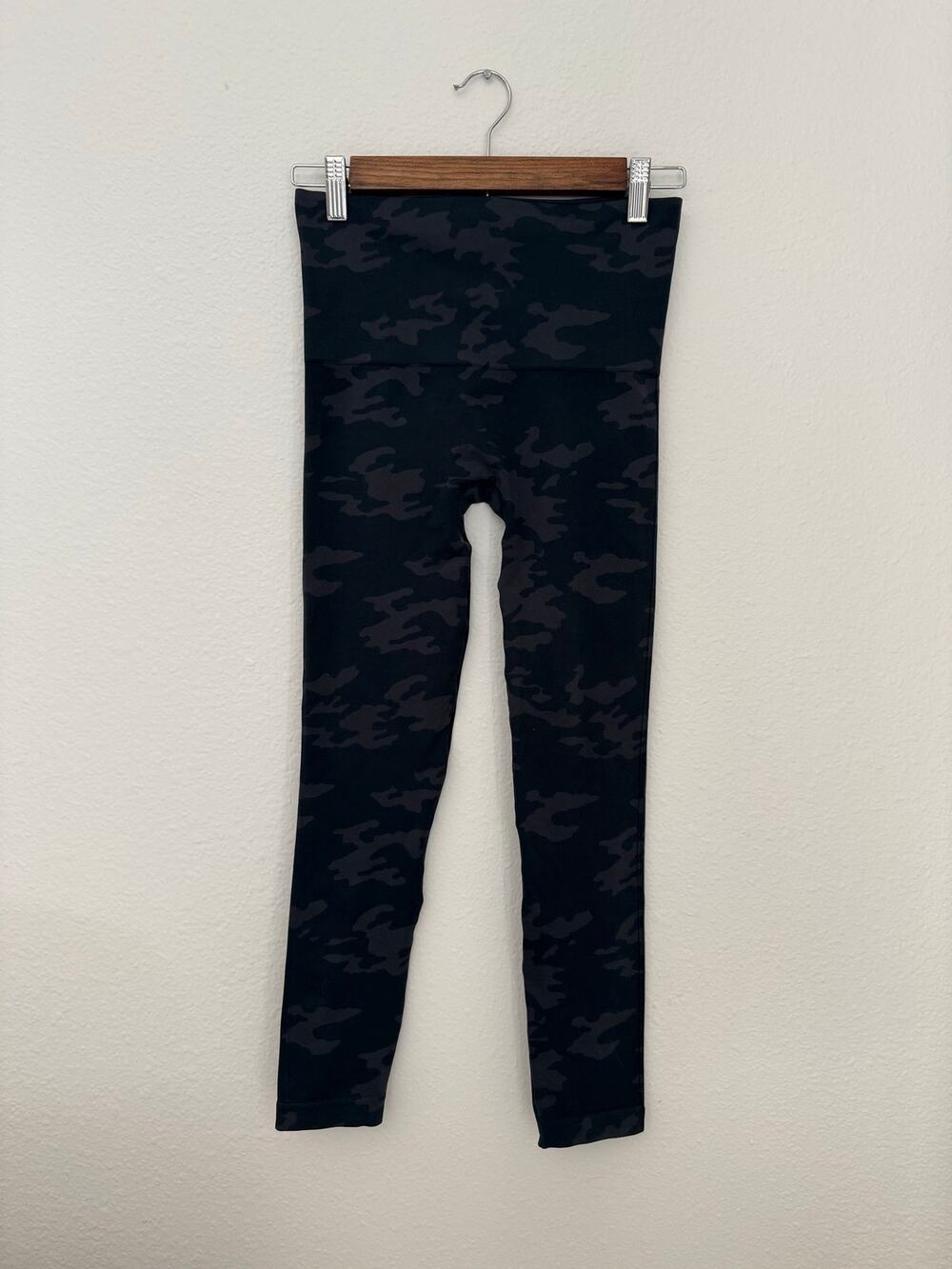 Spanx Look At Me Now Seamless Camo Shapewear Leggings